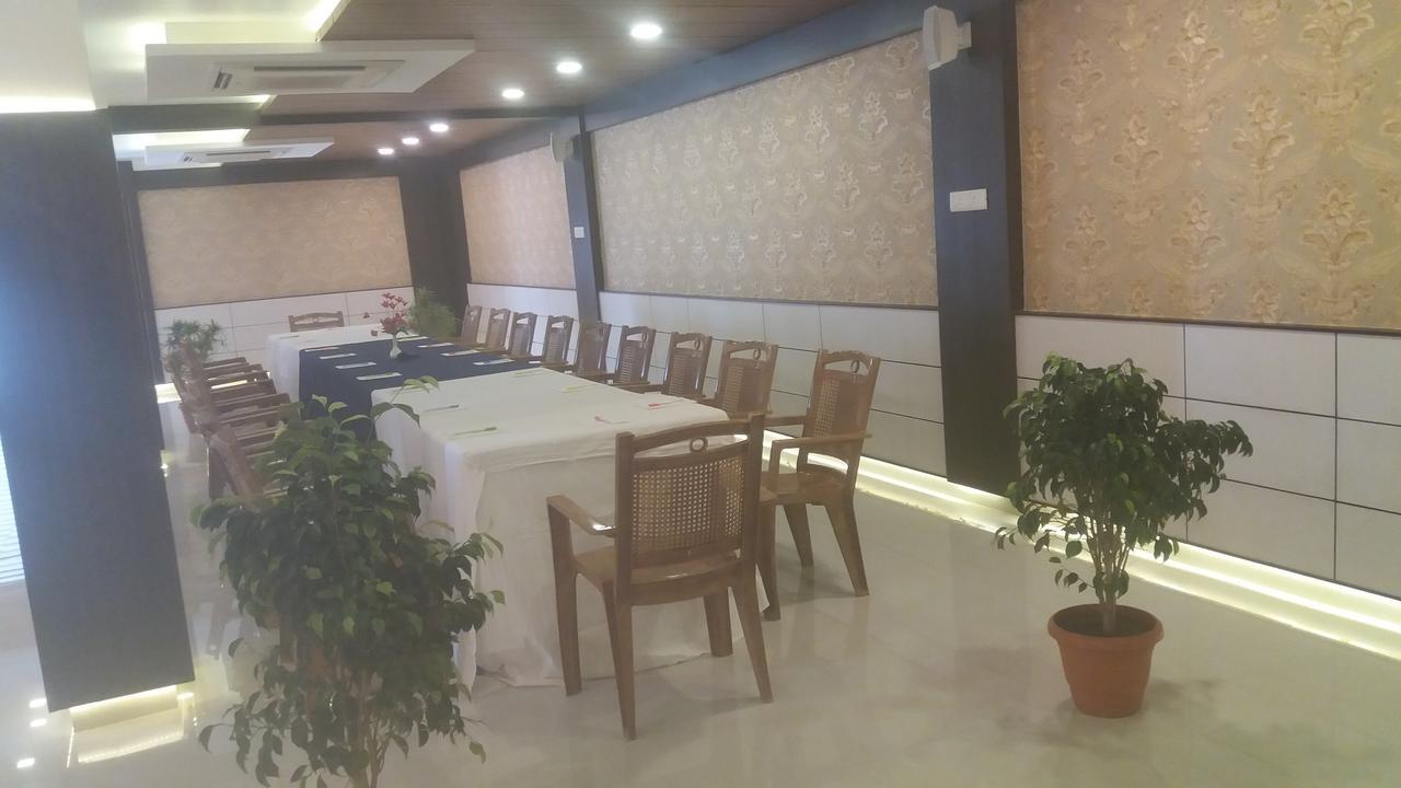 Hôtel Kr Residency à Kānādukāttān Extérieur photo
